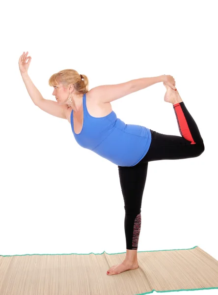 Yoga trainer permanent, waaruit poses. — Stockfoto