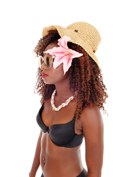 Une femme noire en soutien-gorge et chapeau de paille . — Photo