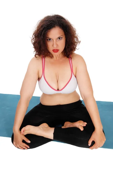 Yoga vrouw zittend op de vloer. — Stockfoto