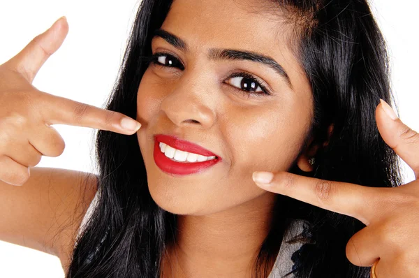 Mulher apontando para seus dentes brancos . — Fotografia de Stock