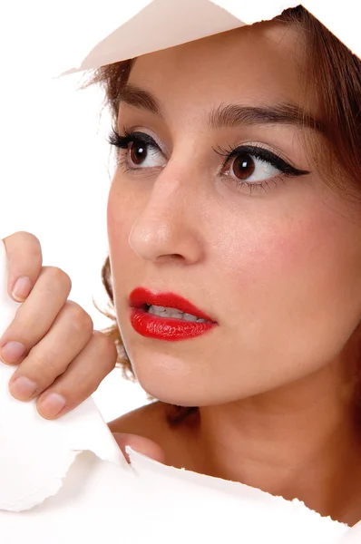 Mujer bonita mirando a través del agujero . — Foto de Stock