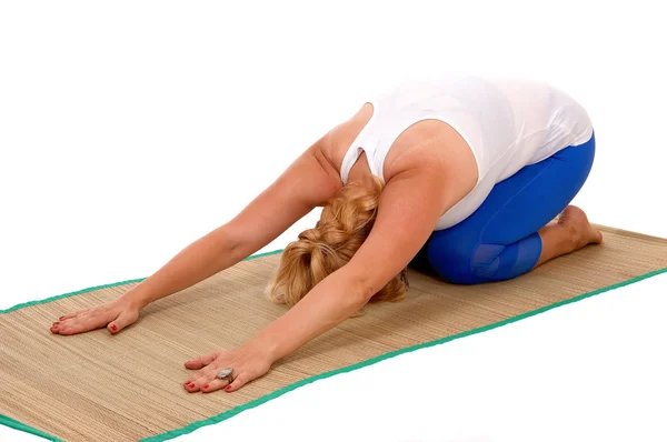 Yoga trainer knästående på mage. — Stockfoto