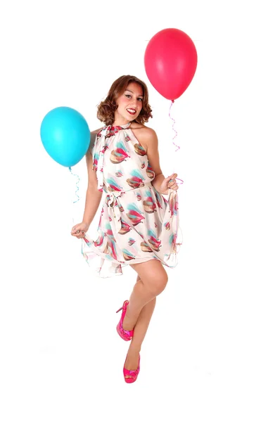 Schöne tanzende Frau mit Luftballons. — Stockfoto