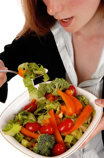 Primo piano donna mangiare insalata . — Foto Stock