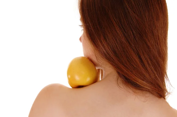 Frau mit Apfel. — Stockfoto