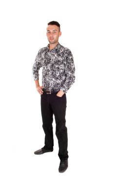 Genç adam ayakta duruyor..