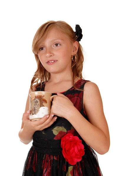 Menina segurando uma caneca . — Fotografia de Stock