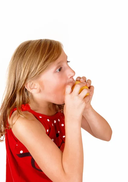 Ragazza mangiare una mela. — Foto Stock
