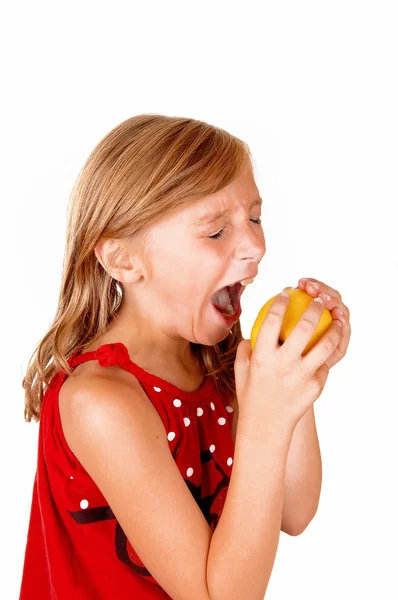 Alla ragazza piace mangiare una mela . — Foto Stock