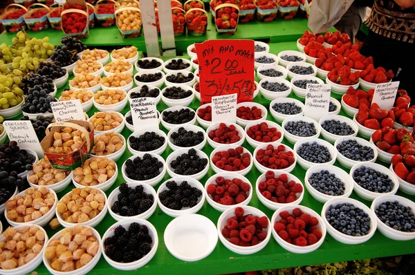 Berry bir çiftçi pazarı. — Stok fotoğraf
