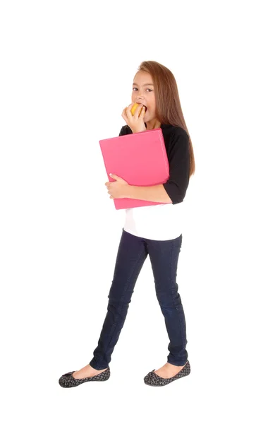 Chica rubia comiendo manzana . — Foto de Stock