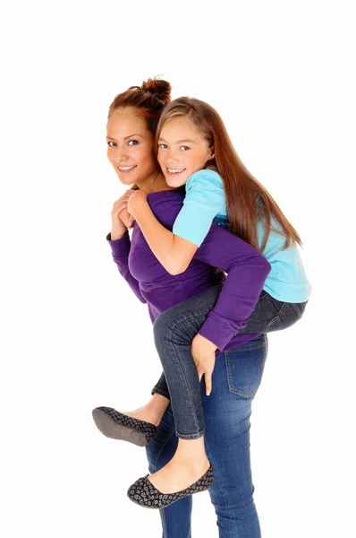 Moeder piggyback dochter. — Stockfoto