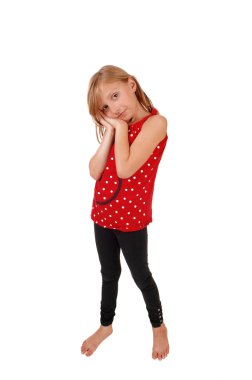 Kız stüdyoda ayakta.