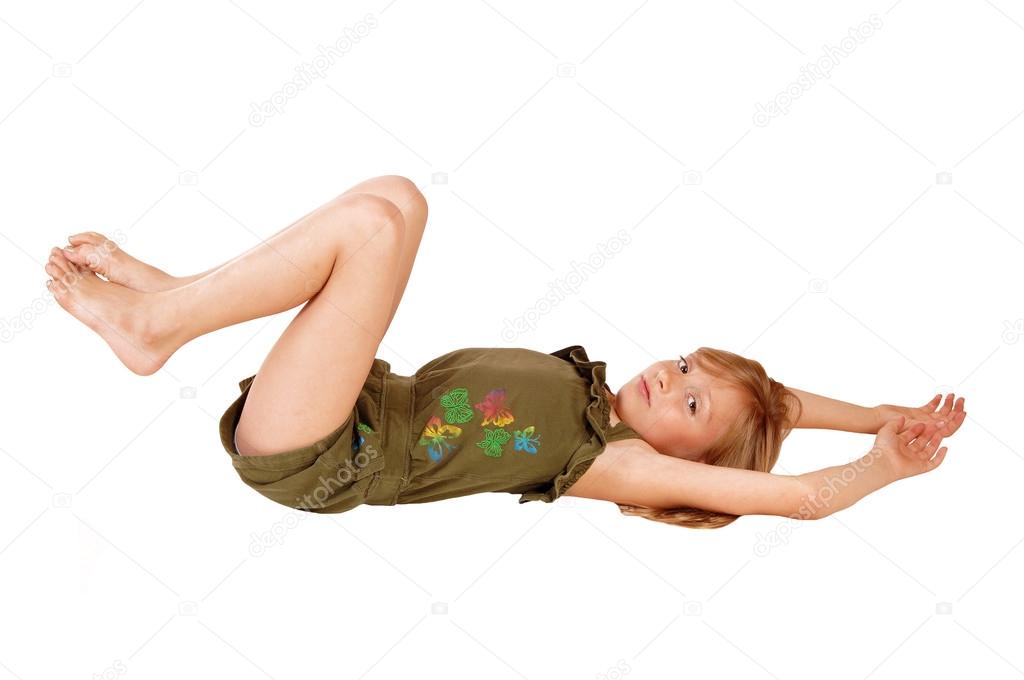 маленькие девушки лежат. девушка подросток лежит. маленькая девочка лежит на спине. дети маленькие лежат на полу. девочка лежит на траве.