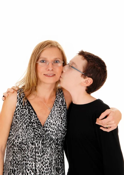Figlio baciare sua madre . — Foto Stock
