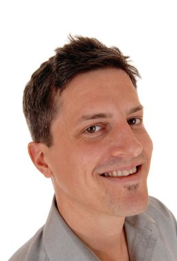 Adam gülümsüyor, ısı ateş.