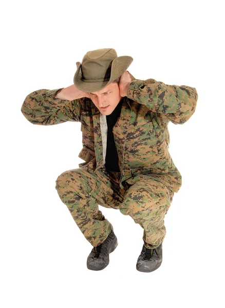 Soldato accovacciato sul pavimento . — Foto Stock