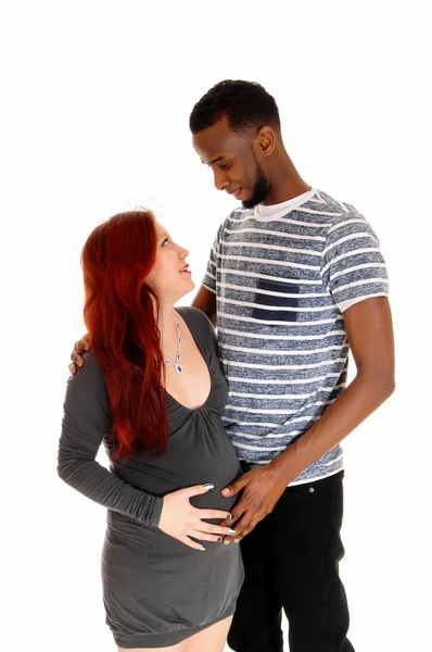 Беременная женщина и муж . — стоковое фото