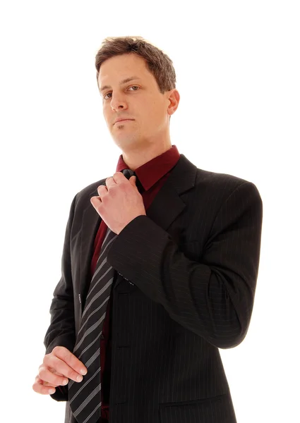 Uomo d'affari che si aggiusta la cravatta . — Foto Stock