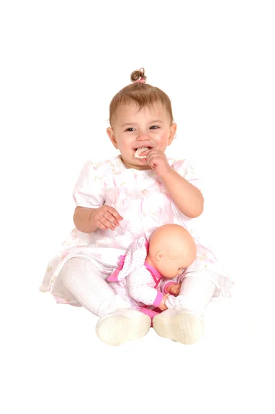 Babymeisje, zittend op de vloer. — Stockfoto