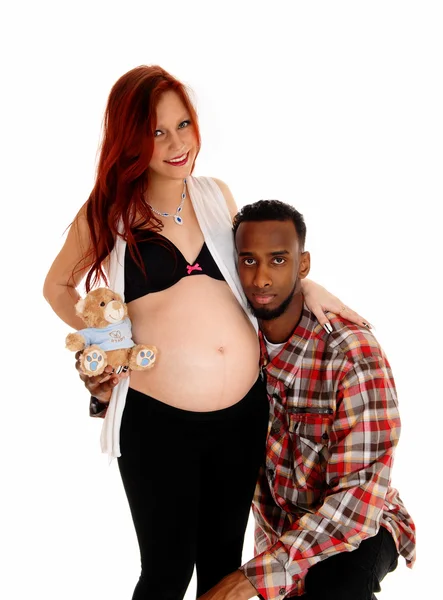 Man kramar baby belly. — Stockfoto