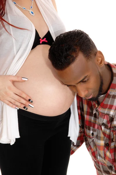 Muž na břichem baby. — Stock fotografie