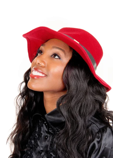 Mujer negra con sombrero rojo . —  Fotos de Stock