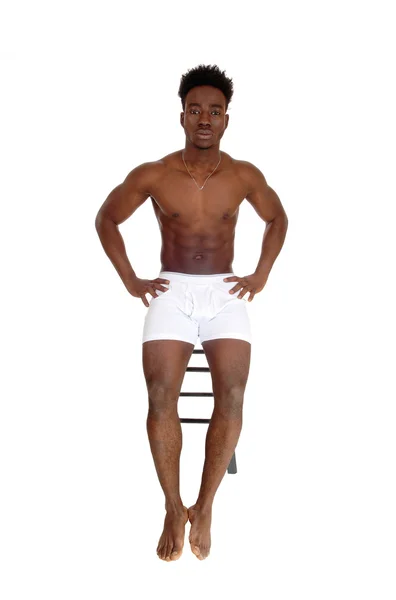 Zwarte man in wit ondergoed. — Stockfoto