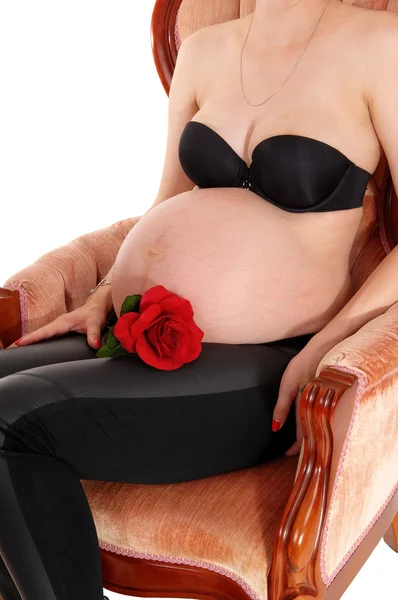Femme enceinte dans le fauteuil . — Photo