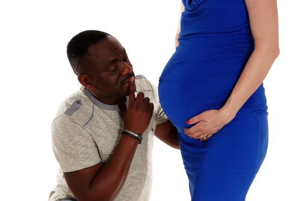 Homme noir se demandant ventre de bébé . — Photo