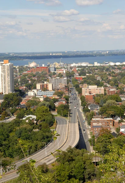 Innenstadt von Hamilton mit See. — Stockfoto