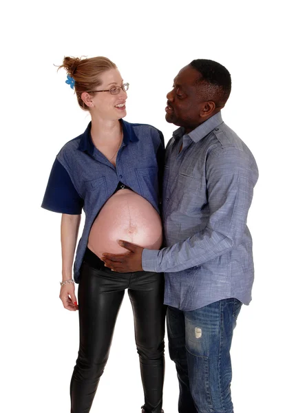 Africano uomo holding bambino pancia di bianco ragazza . — Foto Stock