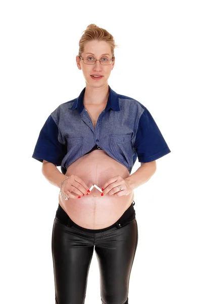 Gravid kvinna bryta sin cigarrett. — Stockfoto