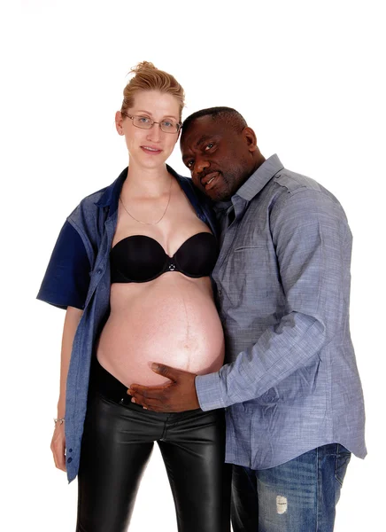 Femme enceinte avec son homme africain . — Photo