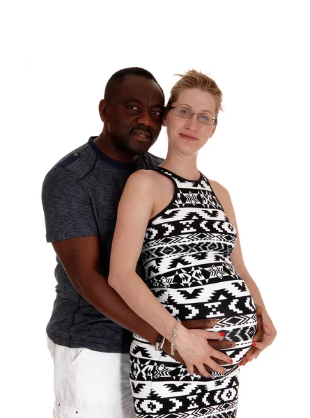 Primo piano della donna bianca incinta uomo nero . Foto Stock Royalty Free