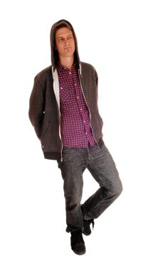 adam ayakta bir hoody giyiyor.