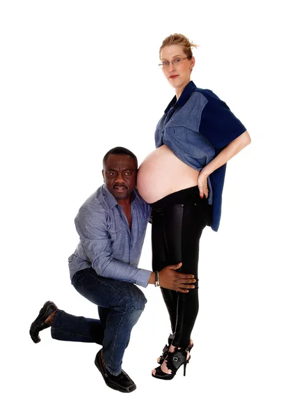 Чёрный мужчина с беременной белой женой . — стоковое фото