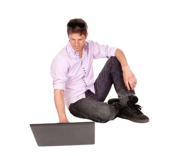 Homme travaillant sur ordinateur portable de plancher . — Photo