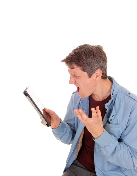 Homem gritando em seu tablet . — Fotografia de Stock