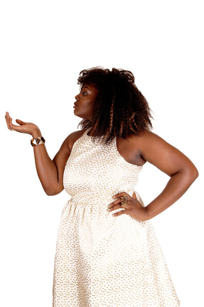 Африканская женщина показывает рукой
.