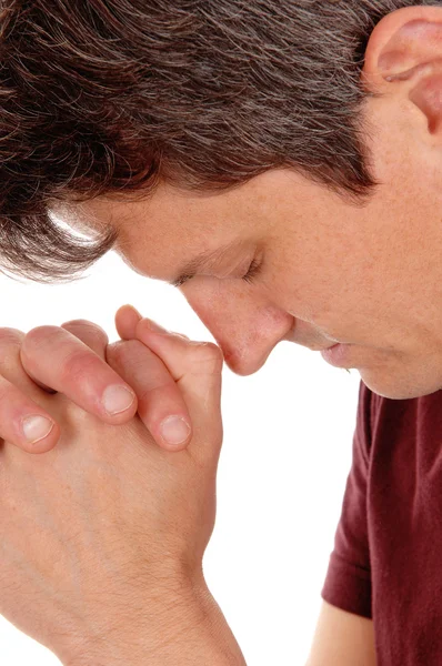 Zblízka se modlí mladý muž. — Stock fotografie