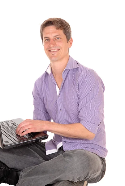 Man werkt op laptop. — Stockfoto