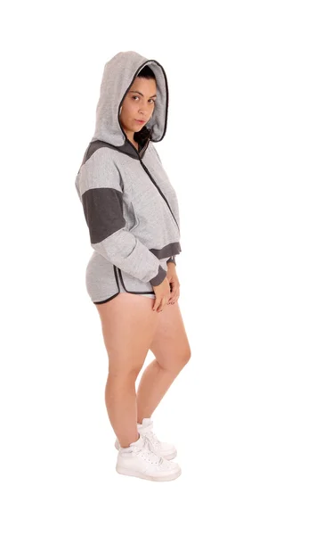 Stående kvinna i grå hoodie och shorts. — Stockfoto