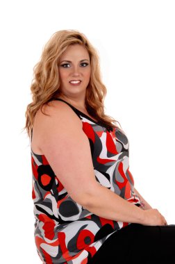 Oturan sarışın büyük kadın.