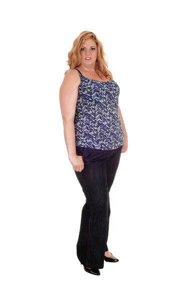 Plus size kvinna som står i jeans. — Stockfoto