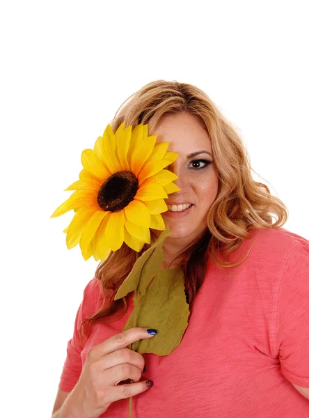 Frau hält Sonnenblume für ein Auge. — Stockfoto