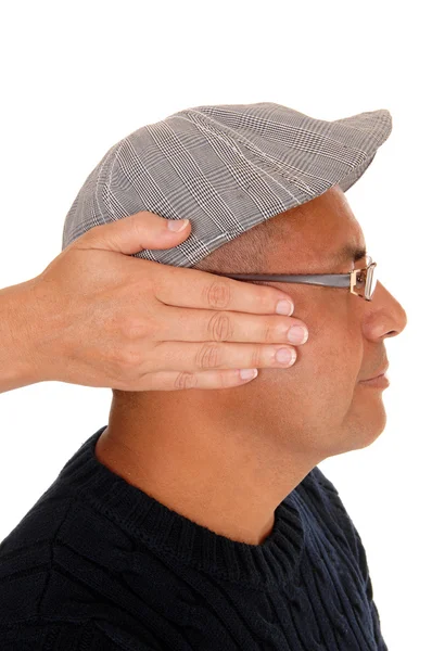 Vrouw betrekking hebben op het oor van haar man. — Stockfoto