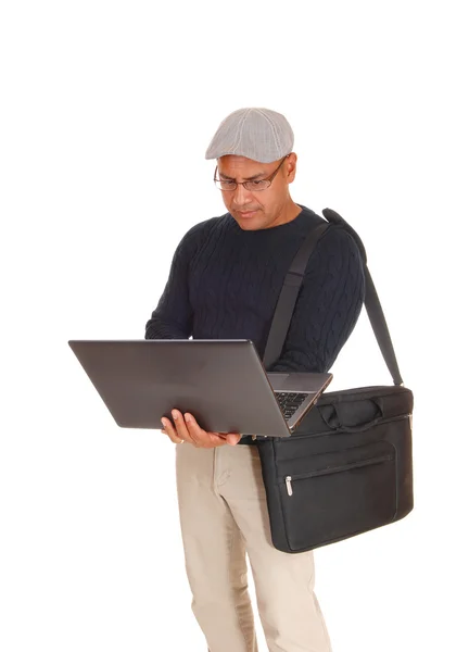 Um hispânico trabalhando em seu laptop . — Fotografia de Stock