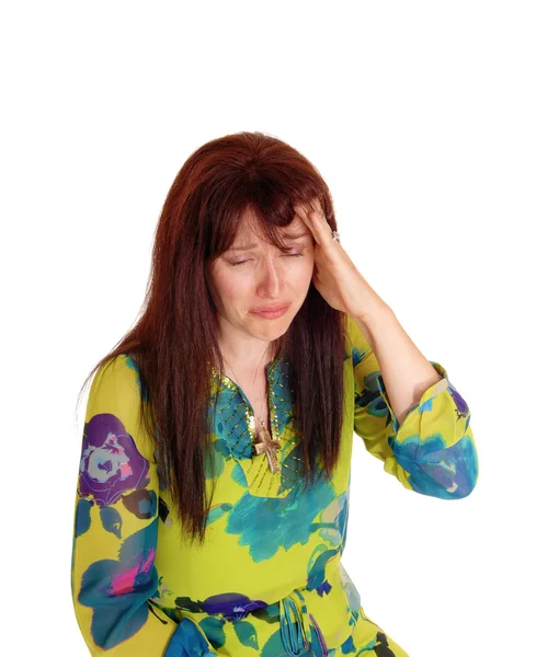 Mujer llorona con dolor de cabeza . —  Fotos de Stock