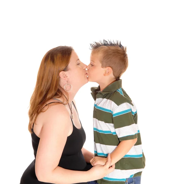 그녀의 어린 소년을 키스 하는 어머니. — 스톡 사진